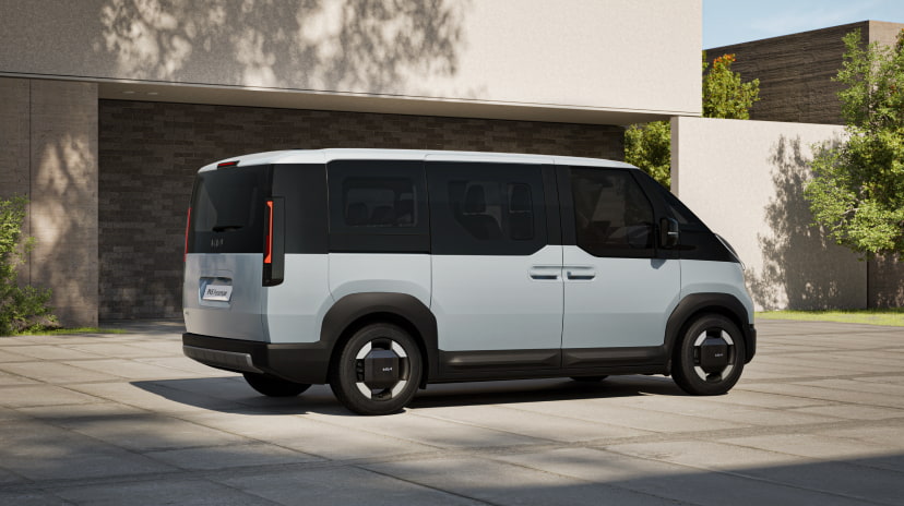 Seitenansicht des Kia PV5 Passenger von hinten, die sein klares Profil und sein geometrisches Heckdesign hervorhebt