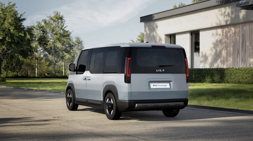 Heckansicht des Kia PV5 Passenger mit vertikalen Rückleuchten und breiter Heckscheibe
